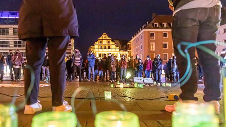 Rund 200 Personen demonstrierten am Samstag mit grünen Lichtern in Würzburg erneut für die Aufnahme aller Geflüchteter. Rund 200 Personen demonstrierten am Samstag mit grünen Lichtern in Würzburg erneut für die Aufnahme aller Geflüchteter.