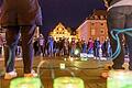 Rund 200 Personen demonstrierten am Samstag mit grünen Lichtern in Würzburg erneut für die Aufnahme aller Geflüchteter.