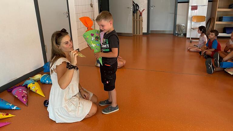 Zum Abschluss bekam jedes Kind seine selbst gestaltete Schultüte und den Scherenführerschein überreicht. Zum Abschluss bekam jedes Kind seine selbst gestaltete Schultüte und den Scherenführerschein überreicht.