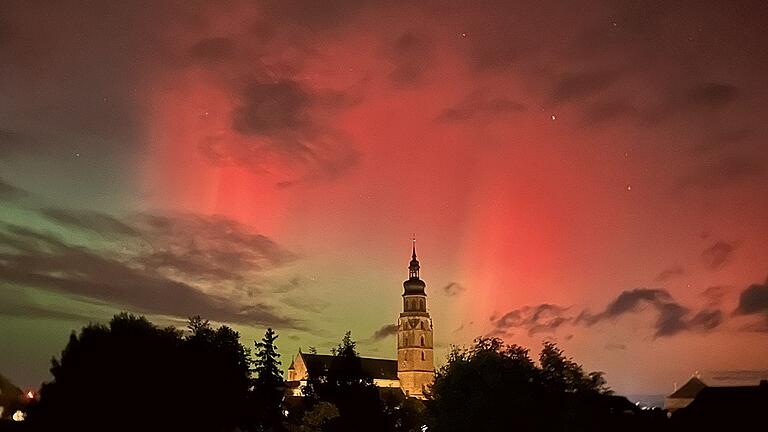 Auch über dem Nachthimmel nordöstlichen Teil Unterfrankens waren Polarlichter zu sehen. Das Bild zeigt die Stadtpfarrkirche von Bad Königshofen. Auch über dem Nachthimmel nordöstlichen Teil Unterfrankens waren Polarlichter zu sehen. Das Bild zeigt die Stadtpfarrkirche von Bad Königshofen.
