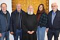 Leidenschaft ist für Pater Anselm Grün (Mitte) eine Kraft, die etwas in Bewegung setzt. Das Gemeindeteam freut sich über die positive Resonanz (von links): Werner Bitsch (Vorsitzender), Rainer Ziegler (stv. Kirchenverwaltungsvorstand), Kristin Weißenberger und Gerald Zöller.