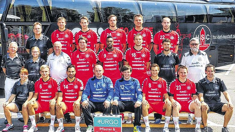 HSC Bad Neustadt 2013/14: Mit dieser Mannschaft spielt der HSC Bad Neustadt in der 3. Liga Süd (hinten von links): Peter Wolf (stellvertretender Vorsitzender), Margots Valkovskis, Vilim Leskovec, Franziskus Gerr, Michal Panfil, Jan Wicklein sowie (Mitte von links) Dr. Günter Fröhling (Mannschaftsarzt), Luisa Braun (Ergotherapeutin), Dieter Schulz (Geschäftsführer und Vorsitzender), Benedikt Kern, Gary Hines, Goran Djuricin, Trainer Matthias Obinger, Hans-Peter Endres (Mannschaftsbetreuer) und (vorne von links) Stephanie Bley (Physiotherapeutin), Maximilian Schmitt, Emil Feuchtmann Perez, Rostislav Badura, Nils Thomas, Felix Wolf, Florian Bley und Carsten Pusch (Fitnesstrainer). Es fehlt: Fabian Tatzel. HSC Bad Neustadt 2013/14: Mit dieser Mannschaft spielt der HSC Bad Neustadt in der 3. Liga Süd (hinten von links): Peter Wolf (stellvertretender Vorsitzender), Margots Valkovskis, Vilim Leskovec, Franziskus Gerr, Michal Panfil, Jan Wicklein sowie (Mitte von links) Dr. Günter Fröhling (Mannschaftsarzt), Luisa Braun (Ergotherapeutin), Dieter Schulz (Geschäftsführer und Vorsitzender), Benedikt Kern, Gary Hines, Goran Djuricin, Trainer Matthias Obinger, Hans-Peter Endres (Mannschaftsbetreuer) und (vorne von links) Stephanie Bley (Physiotherapeutin), Maximilian Schmitt, Emil Feuchtmann Perez, Rostislav Badura, Nils Thomas, Felix Wolf, Florian Bley und Carsten Pusch (Fitnesstrainer). Es fehlt: Fabian Tatzel.