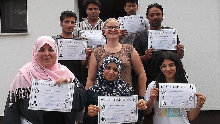 Die Integrationslotsin des Landkreises Kitzingen Marion Stief inmitten der Teilnehmer der ersten Mieterqualifizierung. Die Integrationslotsin des Landkreises Kitzingen Marion Stief inmitten der Teilnehmer der ersten Mieterqualifizierung.