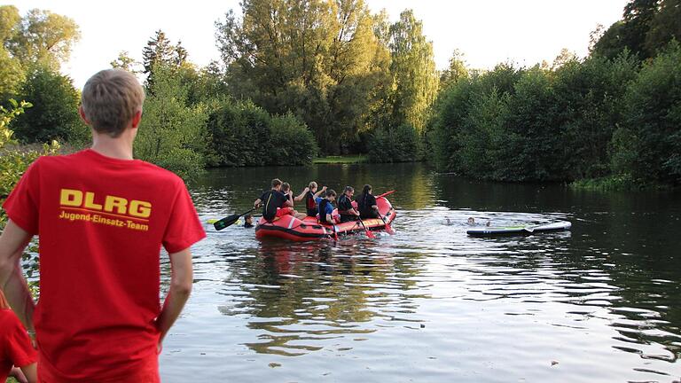 Michael Vay beobachtet, wie seine Kollegen aus dem Jugend-Rettungs-Team üben, einen Stehpaddler zu retten. Fotos: Ellen Mützel       -  Michael Vay beobachtet, wie seine Kollegen aus dem Jugend-Rettungs-Team üben, einen Stehpaddler zu retten. Fotos: Ellen Mützel
