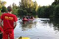 Michael Vay beobachtet, wie seine Kollegen aus dem Jugend-Rettungs-Team üben, einen Stehpaddler zu retten. Fotos: Ellen Mützel       -  Michael Vay beobachtet, wie seine Kollegen aus dem Jugend-Rettungs-Team üben, einen Stehpaddler zu retten. Fotos: Ellen Mützel