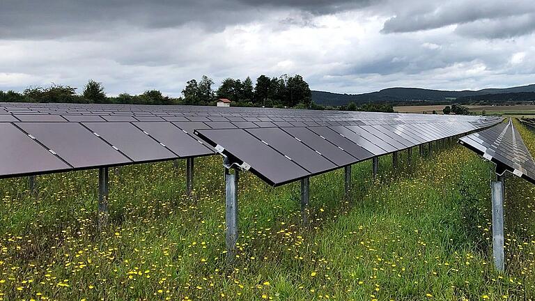 Einen großen Beitrag zur umweltfreundlichen Energieversorgung soll es bald in Bad Königshofen geben. Zwischen Merkershausen und Althausen soll das Projekt 'Sonnenstrom für KÖN' realisiert werden. Eine ganze Reihe von Trägern öffentlicher Belange wurden nun gehört. Unser Symbolbild zeigt eine ähnliche Anlage in Großbardorf. Einen großen Beitrag zur umweltfreundlichen Energieversorgung soll es bald in Bad Königshofen geben. Zwischen Merkershausen und Althausen soll das Projekt 'Sonnenstrom für KÖN' realisiert werden. Eine ganze Reihe von Trägern öffentlicher Belange wurden nun gehört. Unser Symbolbild zeigt eine ähnliche Anlage in Großbardorf.