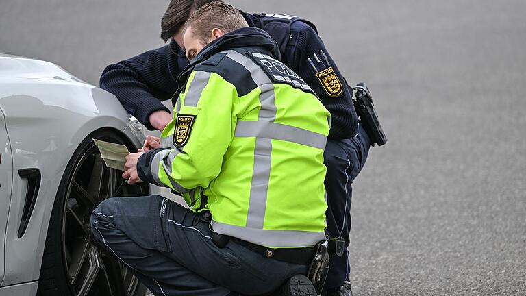 „Car-Freitag” in Baden-Württemberg - In mehreren Bundesländern will die Polizei am Karfreitag wieder verstärkt auf Straßen kontrollieren. (Archivbild) „Car-Freitag” in Baden-Württemberg - In mehreren Bundesländern will die Polizei am Karfreitag wieder verstärkt auf Straßen kontrollieren. (Archivbild)