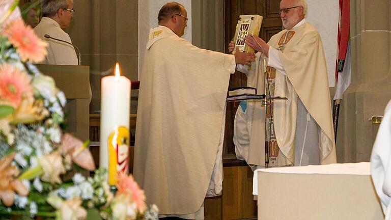 Am Sonntag wurde der frühere Hofheimer Pfarrer Gerd Greier als neuer Pfarrer in Bad Kissingen in sein Amt einegführt. Zur Messfeier waren auch gut 100 Gläubige aus der Pfarreiengemeinschaft Hofheim angereist.