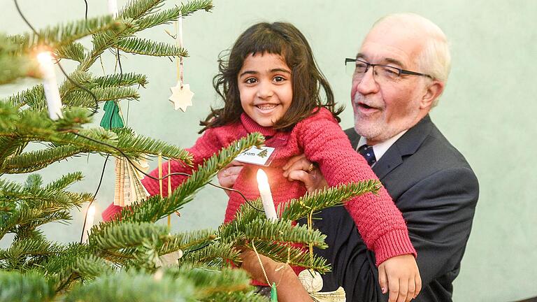 Mädchen und Buben der Kindertagesstätte St. Rita in Würzburg schmücken den Weihnachtsbaum am Sitz der Regierung von Unterfranken. Mädchen und Buben der Kindertagesstätte St. Rita in Würzburg schmücken den Weihnachtsbaum am Sitz der Regierung von Unterfranken.