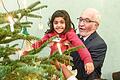 Mädchen und Buben der Kindertagesstätte St. Rita in Würzburg schmücken den Weihnachtsbaum am Sitz der Regierung von Unterfranken.