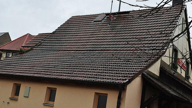 Die Rabelsdorfer Feuerwehr ist im „Alten Bräuhaus“ untergebracht. Dessen Dach ist schon seit vielen Jahren undicht. In diesem Jahr soll es nach saniert werden, wofür im Haushalt der Gemeinde Pfarrweisach 50 000 Euro eingestellt sind. Die Rabelsdorfer Feuerwehr ist im „Alten Bräuhaus“ untergebracht. Dessen Dach ist schon seit vielen Jahren undicht. In diesem Jahr soll es nach saniert werden, wofür im Haushalt der Gemeinde Pfarrweisach 50 000 Euro eingestellt sind.
