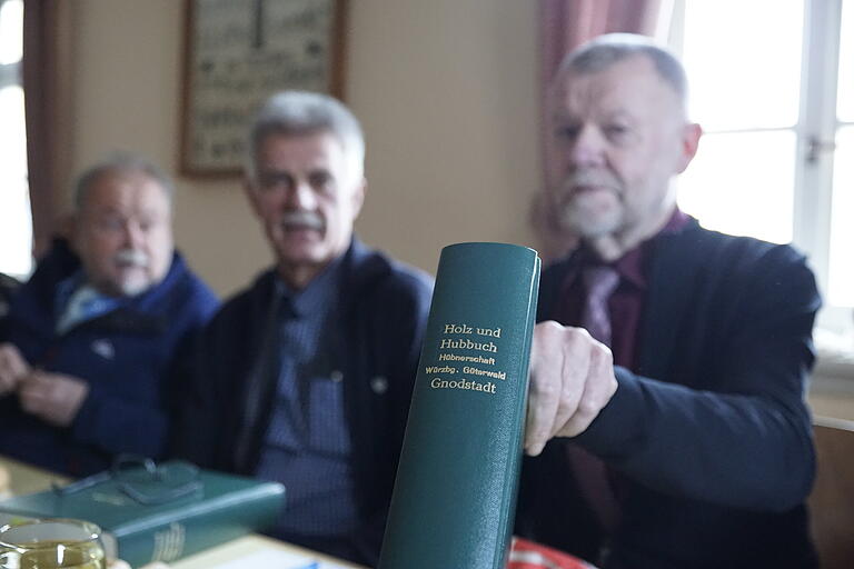 Karl Schmidt (rechts) mit Buch Holz- und Hubbuch. Schmidt achtet streng auf die Einhaltung der Regeln. Karl Schmidt (rechts) mit Buch Holz- und Hubbuch. Schmidt achtet streng auf die Einhaltung der Regeln.