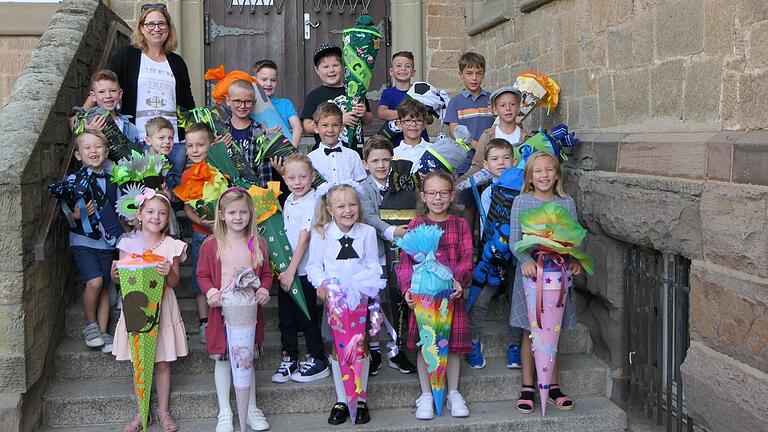 In die Klasse 1a der Grundschule Zeil sind am Dienstag 20 Kinder eingeschult worden. Die fünf Mädchen und 15 Jungen werden von Klassenlehrerin Manuela Zenk unterrichtet. In die Klasse 1a der Grundschule Zeil sind am Dienstag 20 Kinder eingeschult worden. Die fünf Mädchen und 15 Jungen werden von Klassenlehrerin Manuela Zenk unterrichtet. 