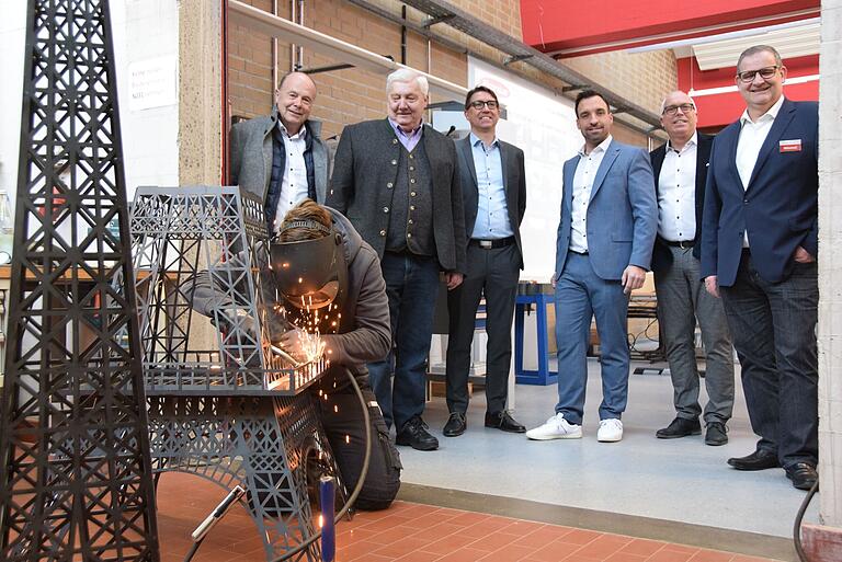 In der Werkstatt der Metallinnung entsteht ein Eiffelturm, der später (von links) NES-Allianz-Vorsitzenden Georg Straub, Kreishandwerksmeister Bruno Werner, Wirtschaftsschulleiter Christian Dahl, Michael Werner, Sparkassendirektor Georg Straub und Michael Wimmel überragen wird. In der Werkstatt der Metallinnung entsteht ein Eiffelturm, der später (von links) NES-Allianz-Vorsitzenden Georg Straub, Kreishandwerksmeister Bruno Werner, Wirtschaftsschulleiter Christian Dahl, Michael Werner, Sparkassendirektor Georg Straub und Michael Wimmel überragen wird.