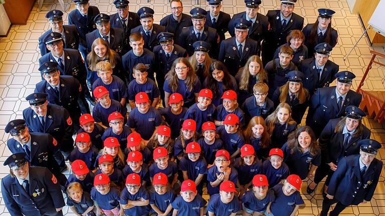 Von der Kinderfeuerwehr über die Jugendwehr bis hin zu den Aktiven präsentiert sich die Freiwillige Feuerwehr Thüngersheim anlässlich ihres 160-jährigen Bestehens, das die Wehr mit einem Festwochenende am Samstag, 15. Juni, und am Sonntag, 16. Juni, feiert. Von der Kinderfeuerwehr über die Jugendwehr bis hin zu den Aktiven präsentiert sich die Freiwillige Feuerwehr Thüngersheim anlässlich ihres 160-jährigen Bestehens, das die Wehr mit einem Festwochenende am Samstag, 15. Juni, und am Sonntag, 16. Juni, feiert.