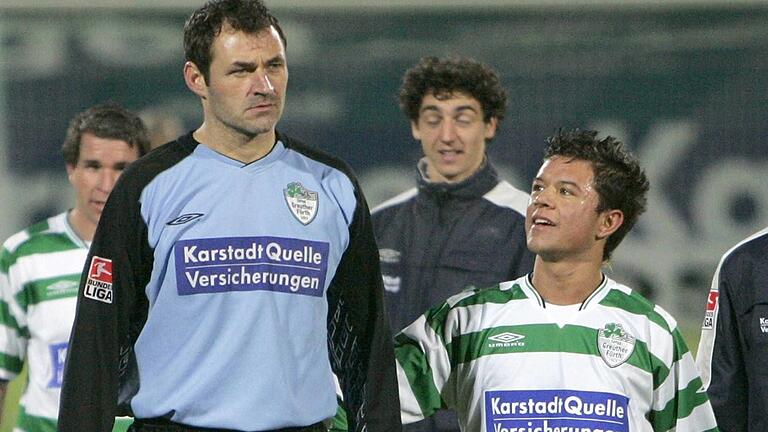 2004 debütier Stephan Schröck als A-Jugendlicher bei den Zweitliga-Profis von Greuther Fürth. Beinahe ehrfürchtig blickt er beim Einlaufen zum 16 Jahre älteren Torhüter Borut Mavric empor.&nbsp;