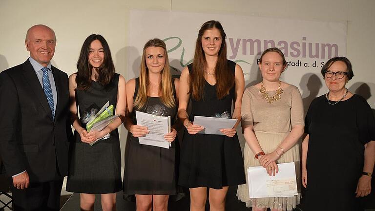 Viermal 1,0: Schulleiterin Edith Degenhardt (rechts) und Landrat Thomas Habermann gratulierten den besten Abiturientinnen des Rhön-Gymnasiums, (von links) Carolin Mühlbauer, Monique Koch, Anna Gimpel und Johanna Roßhirt.
