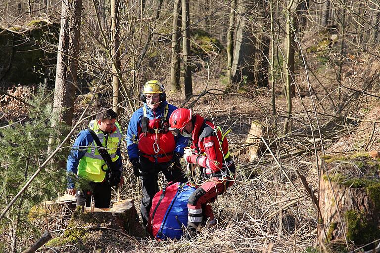Besprechung der Einsatzleiter BRK und Bergwacht mit dem Notarzt des Rettungshubschraubers. Besprechung der Einsatzleiter BRK und Bergwacht mit dem Notarzt des Rettungshubschraubers.