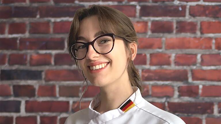 Conny Lea Kraus ist Auszubildende der Steinburg und kocht in der deutschen Köche-Jugendnationalmannschaft. Conny Lea Kraus ist Auszubildende der Steinburg und kocht in der deutschen Köche-Jugendnationalmannschaft.