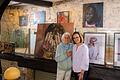 Beatrice Klinke (rechts) gemeinsam mit Waltraut Jänicke in der Galerie am Roten Turm, die eigens für die Ausstellung 'so gesehen' wieder geöffnet hat.