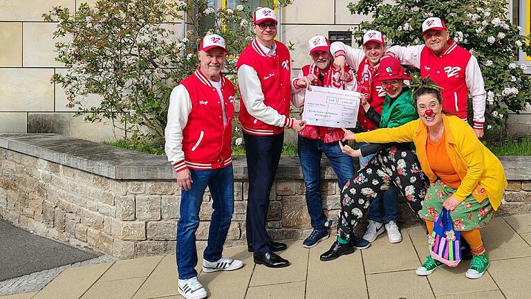 Auf dem Foto (von links): Harald Korsa, Manfred Niesner, Fritz Dehner, Alexander Kleinschroth und Jürgen Fischer vom CC72 übergeben 2472 Euro an Regina Augustin alias Daisy (grün) und Lotte Greubel alias Gumbert (gelb) von den Klinikclowns. Auf dem Foto (von links): Harald Korsa, Manfred Niesner, Fritz Dehner, Alexander Kleinschroth und Jürgen Fischer vom CC72 übergeben 2472 Euro an Regina Augustin alias Daisy (grün) und Lotte Greubel alias Gumbert (gelb) von den Klinikclowns.