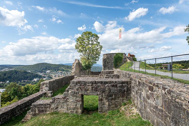 Idyllisch auf einem Bergkamm gelegen, befindet sich eine der ältesten noch erhaltenen Bauwerke Bad Kissingens, die Burgruine Botenlauben. Sie wurde benannt nach dem berühmten Kreuzfahrer und Minnesänger Otto von Botenlauben. Idyllisch auf einem Bergkamm gelegen, befindet sich eine der ältesten noch erhaltenen Bauwerke Bad Kissingens, die Burgruine Botenlauben. Sie wurde benannt nach dem berühmten Kreuzfahrer und Minnesänger Otto von Botenlauben.