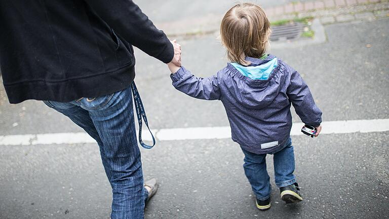 Vor dem Amtsgericht Gemünden ging es um eine Frage, die vermutlich einige geschiedene Eltern betrifft: Woran misste sich die Unterhaltszahlung? (Symbolbild) Vor dem Amtsgericht Gemünden ging es um eine Frage, die vermutlich einige geschiedene Eltern betrifft: Woran misste sich die Unterhaltszahlung? (Symbolbild)