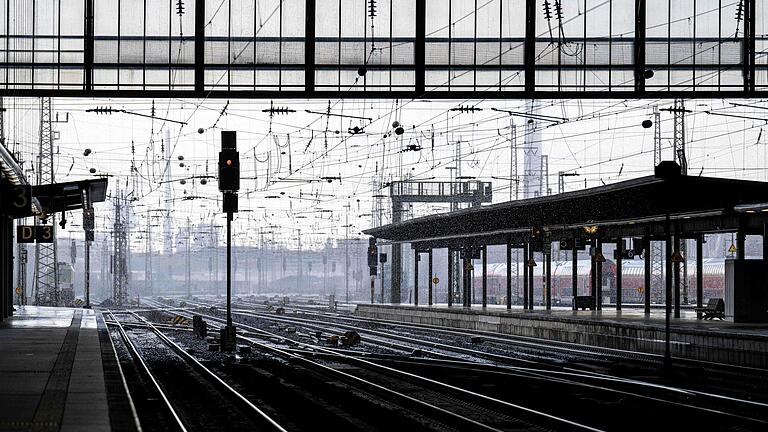 Warnstreiks in Deutschland.jpeg - Drohen neue Streiks in Deutschland? Zuletzt hatte es den einen oder anderen Bahn-Streik gegeben. Warnstreiks in Deutschland.jpeg - Drohen neue Streiks in Deutschland? Zuletzt hatte es den einen oder anderen Bahn-Streik gegeben.
