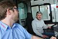 Fahrlehrer Peter Jung (links) erklärt im Fahrschulbus alles Nötige.