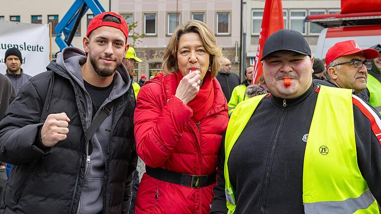 Bei der Kundgebung der IG Metall am 18. April auf dem Marktplatz in Schweinfurt waren auch zahlreiche Politikerinnen und Politiker vertreten. Im Bild: Die CSU-Bundestagsabgeordnete Anja Weisgerber (Mitte). Bei der Kundgebung der IG Metall am 18. April auf dem Marktplatz in Schweinfurt waren auch zahlreiche Politikerinnen und Politiker vertreten. Im Bild: Die CSU-Bundestagsabgeordnete Anja Weisgerber (Mitte).