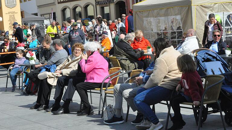 Treffpunkt Marktplatz: Viele Besucher nutzten den Mellerschter Frühling für einen Stadtbummel. Treffpunkt Marktplatz: Viele Besucher nutzten den Mellerschter Frühling für einen Stadtbummel. 