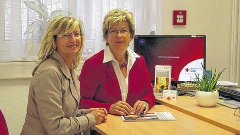 Hilfe parat: Anne Deschner (rechts) von der BRK-Sozialstation, im Bild zusammen mit Kundin Carmen Hemrich, berät zu allen Fragen rund um die ambulante Pflege. Hilfe parat: Anne Deschner (rechts) von der BRK-Sozialstation, im Bild zusammen mit Kundin Carmen Hemrich, berät zu allen Fragen rund um die ambulante Pflege.