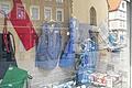 Kittelschürzen: Im Schaufenster zur Hauptstraße spiegelt sich die Karlstadter Spitalkirche.
