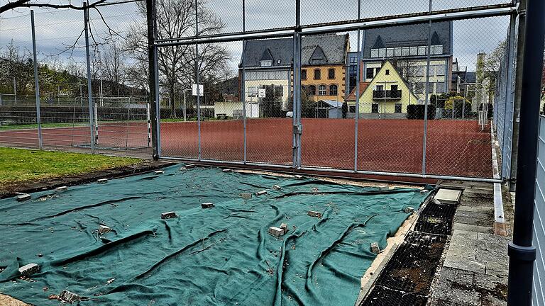 Die Freisportfläche der Realschule Lohr ist in einem schlechten Zustand und wird deshalb erneuert. Der Landkreis hat dafür 350 000 Euro im diesjährigen Haushalt bereitgestellt. Die Freisportfläche der Realschule Lohr ist in einem schlechten Zustand und wird deshalb erneuert. Der Landkreis hat dafür 350 000 Euro im diesjährigen Haushalt bereitgestellt.