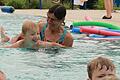 Seit Mai laufen im Karlstadter Freibad wieder Schwimmkurse: Karin Höhn (im Bild) und Kai Estenfelder unterrichten die fünf- bis sechsjährigen Schwimmschüler.&nbsp;