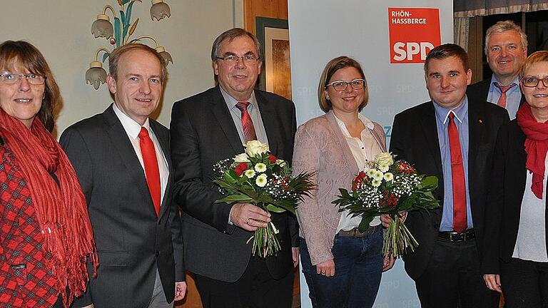 Sie vertreten die SPD bei den Landtags- und Bezirkstagswahlen im kommenden Jahr. René van Eckert (3.von rechts) als Direktkandidat für den Landtag, Bernhard Ruß (3. von links) als Direktkandidat für den Bezirkstag. Landtagslistenkandidatin ist Johanna Bamberg-Reinwand (Bildmitte) und Bezirkstagslistenkandidat Thorsten Raschert (2. von links). Mit auf dem Bild die MdL Kathi Petersen (ganz links), MdB Sabine Dittmar (ganz rechts) sowie der Versammlungsleiter und Eberner Bürgermeister Jürgen Hennemann (2. von rechts).