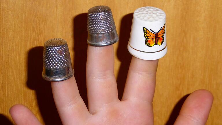 Die alten Fingerhüte aus Metall haben längst ausgedient. Sammlerstücke wie das rechts im Bild werden auch aus Kunststoff hergestellt. Die alten Fingerhüte aus Metall haben längst ausgedient. Sammlerstücke wie das rechts im Bild werden auch aus Kunststoff hergestellt.