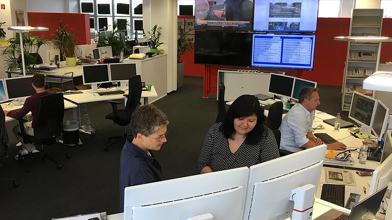 Eine Studie empfiehlt, dass Redaktionen ihre Arbeit für Leser*innen nachvollziehbarer machen. Hier ein Blick in den Newsroom der Main-Post-Redaktion. Archivbild aus 2018.