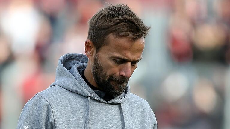 Nach nur zwei Zweitliga-Spielen muss Trainer Michael Schiele seinen Platz beim FC Würzburger Kickers räumen. Der Nachfolger des Aufstiegstrainers nimmt schon heute seine Arbeit am Dallenberg auf.