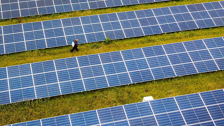 Eine große Freiflächen-Photovoltaikanlage am Stadtrand ist Kitzingens Oberbürgermeister Stefan Güntner lieber als die kleinteiligen Lösungen auf städtischen Gebäuden.