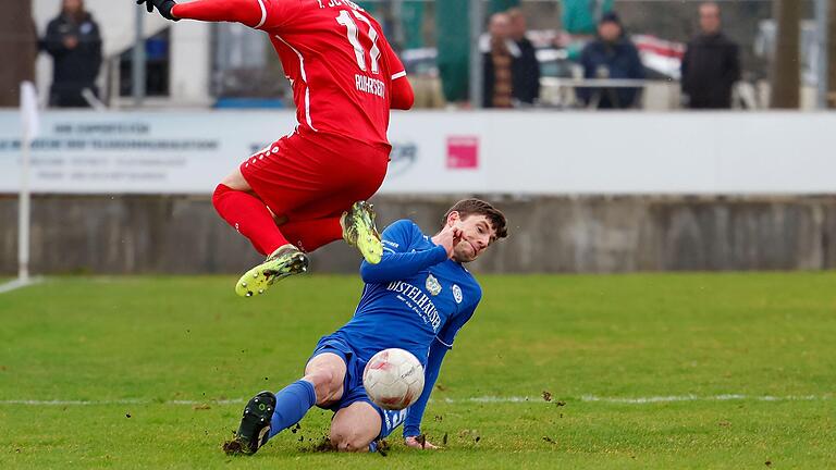 Moritz Renninger, hier mit einer Grätsche beim Spiel gegen den 1. SC Feucht in der vergangenen Saison, bekam einen Ellenbogen gegen den Kehlkopf und war bei der Entstehung des 3:1 außer Gefecht.