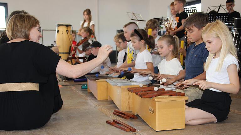 Das Instrumentenspiel im Kindesalter hat zum Ziel, junge, vorausgebildete Kräfte möglichst als Nachwuchs für die Musikvereine zu gewinnen. - Das Instrumentenspiel im Kindesalter hat zum Ziel, junge, vorausgebildete Kräfte möglichst als Nachwuchs für die Musikvereine zu gewinnen. Das Instrumentenspiel im Kindesalter hat zum Ziel, junge, vorausgebildete Kräfte möglichst als Nachwuchs für die Musikvereine zu gewinnen. - Das Instrumentenspiel im Kindesalter hat zum Ziel, junge, vorausgebildete Kräfte möglichst als Nachwuchs für die Musikvereine zu gewinnen.