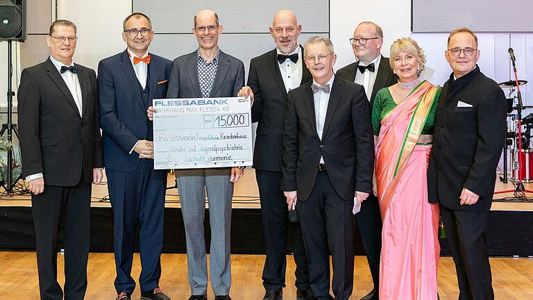 Von links: Volker Röder (Geschäftsführer Leo Service), Jürgen Winter (Geschäftsführer Leo Krankenhaus), Dr. Wolfgang Briegel (Chefarzt Kinder- und Jugendpsychiatrie Schweinfurt), Stefan Stapf (Vorsitzender Förderverein Leopoldina), Udo Kröner (1. Vorsitzender Gesellschaft Harmonie e.V. 1827), Christian Rehrmann (Altvorsitzender Gesellschaft Harmonie e.V. 1927, Elena Schneider (Schriftführerin Gesellschaft Harmonie e.V. 1827), Dr. Christian Schneider (Stellvertretender Vorsitzender Gesellschaft Harmonie e.V. 1827) Von links: Volker Röder (Geschäftsführer Leo Service), Jürgen Winter (Geschäftsführer Leo Krankenhaus), Dr. Wolfgang Briegel (Chefarzt Kinder- und Jugendpsychiatrie Schweinfurt), Stefan Stapf (Vorsitzender Förderverein Leopoldina), Udo Kröner (1. Vorsitzender Gesellschaft Harmonie e.V. 1827), Christian Rehrmann (Altvorsitzender Gesellschaft Harmonie e.V. 1927, Elena Schneider (Schriftführerin Gesellschaft Harmonie e.V. 1827), Dr. Christian Schneider (Stellvertretender Vorsitzender Gesellschaft Harmonie e.V. 1827)