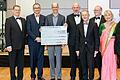 Von links: Volker Röder (Geschäftsführer Leo Service), Jürgen Winter (Geschäftsführer Leo Krankenhaus), Dr. Wolfgang Briegel (Chefarzt Kinder- und Jugendpsychiatrie Schweinfurt), Stefan Stapf (Vorsitzender Förderverein Leopoldina), Udo Kröner (1. Vorsitzender Gesellschaft Harmonie e.V. 1827), Christian Rehrmann (Altvorsitzender Gesellschaft Harmonie e.V. 1927, Elena Schneider (Schriftführerin Gesellschaft Harmonie e.V. 1827), Dr. Christian Schneider (Stellvertretender Vorsitzender Gesellschaft Harmonie e.V. 1827)