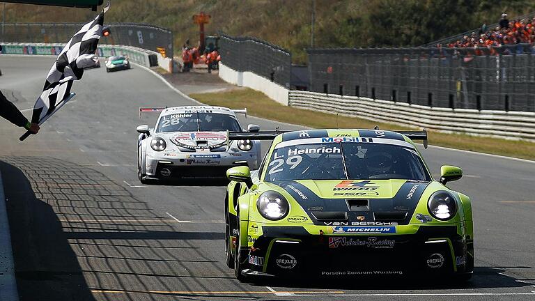 Laurin Heinrich (vorne) fährt im Porsche Mobil 1 Supercup: Im niederländischen Zandvoort hat der 19-Jährige sein erstes Rennen der internationalen Rennserie gewonnen. Laurin Heinrich (vorne) fährt im Porsche Mobil 1 Supercup: Im niederländischen Zandvoort hat der 19-Jährige sein erstes Rennen der internationalen Rennserie gewonnen.