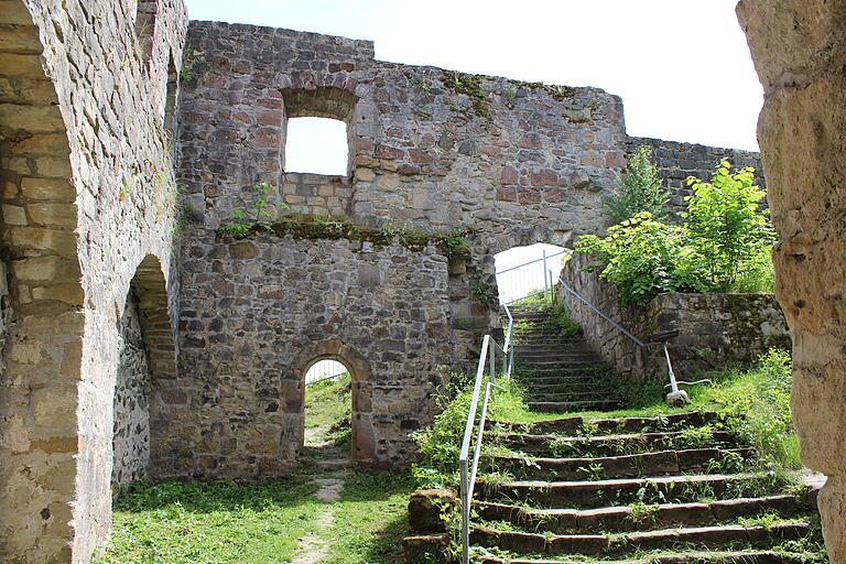 Besucher und Besucherinnen können auf der Burgruine Bramberg auf den Spuren der Bramberger Ritter wandeln, die einst die Region beschützen sollten, dieser Aufgabe aber wohl nicht nachkamen.
