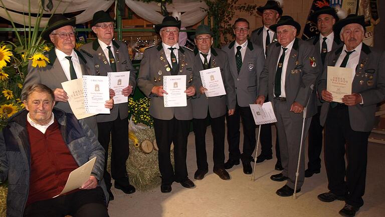 Eine nicht alltägliche Ehrung bei Schützenvereinen: Sieben Männer wurden von Gauschützenmeister Achim Krämern und den Dornheimer Schützenmeistern für 60 Jahre Mitgliedschaft im Verein ausgezeichnet.