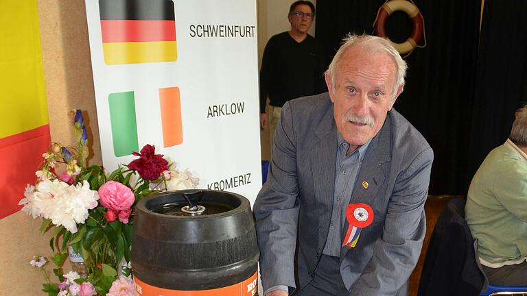 Zur Feier von 60 Jahren Partnerschaft&nbsp;zapfte&nbsp;Kurt Vogel in Châteaudun ein Fässchen Roth-Bier an.