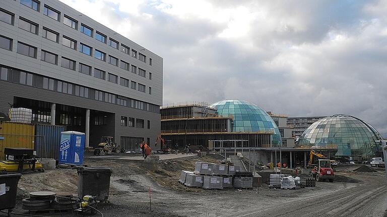 Der Rhön-Klinikum Campus ist noch eine große Baustelle. Doch der akut-klinische Bereich (links) ist fast fertig. Dort zieht zwischen den Jahren die Rhön-Kreisklinik ein. Der Rhön-Klinikum Campus ist noch eine große Baustelle. Doch der akut-klinische Bereich (links) ist fast fertig. Dort zieht zwischen den Jahren die Rhön-Kreisklinik ein.
