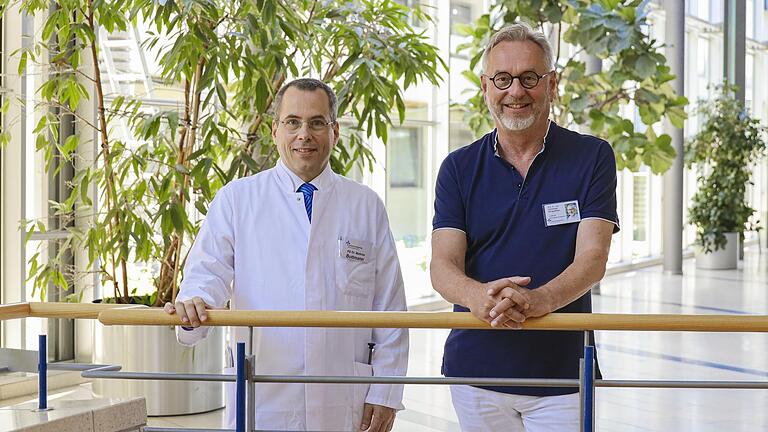 Vom Magazin „Focus“ für die Behandlung besonders empfohlen: Prof. Dr. Christoph Eingartner (rechts), Chefarzt der Klinik für Orthopädie und Unfallchirurgie, sowie Privat-Dozent Dr. Matias Buttmann, Chefarzt der Klinik für Neurologie im Caritas-Krankenhaus Bad Mergentheim.